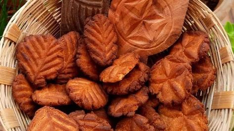 This monsoon enjoy some Bihari tea time snacks! Happy Navratri Images Background, Chath Pooja Image, Chhat Pooja, Chhath Puja Photo, Indian Cookies, Chhath Puja, Festival Food, Hanuman Hd Wallpaper, Thank You Gift For Parents