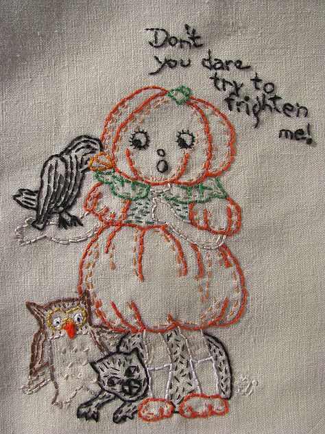 Based on vintage Halloween card. Vintage Halloween Embroidery, Owls Eyes, Kathy Schmitz, Embroidery Halloween, Tea Towels Embroidery, Pumpkin Girl, Pumpkin Embroidery, Fall Quilt, Halloween Post