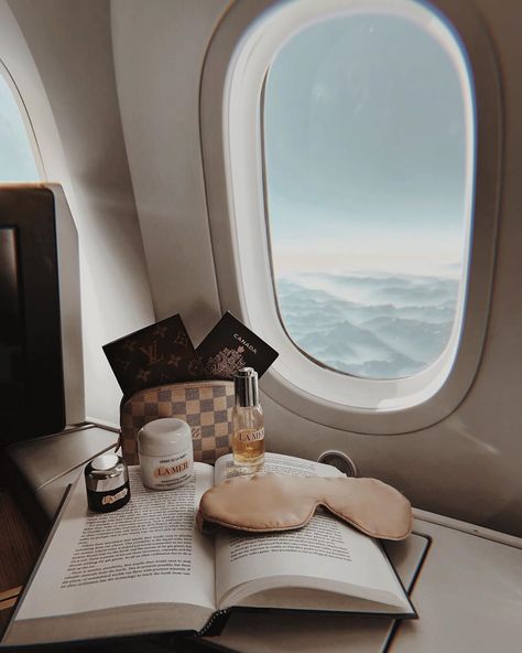 Travel Aesthetic Airport, Janice Joostema, Aesthetic Airport, Luxury Lifestyle Travel, Airport Pictures, Airport Aesthetic, Airplane Essentials, Travel Pictures Poses, Trip Essentials