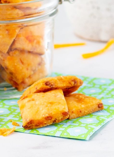 Best Pimento Cheese, Cheese Crackers Recipe, Cheese Cracker Recipe, Homemade Cheez Its, Homemade Cheese Crackers, Homemade Pimento Cheese, Pimento Cheese Spread, Cracker Recipe, Snack Crackers