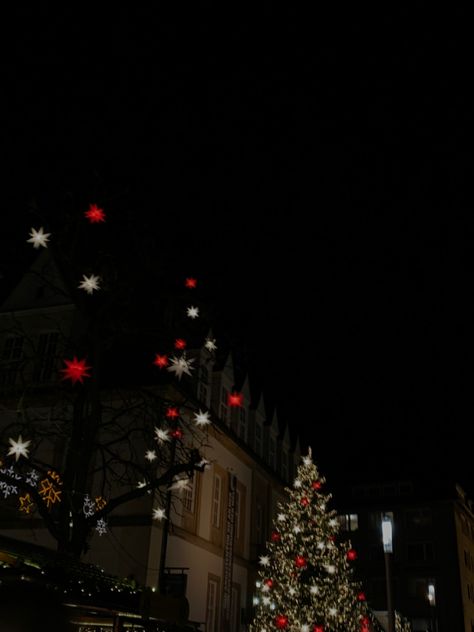 #christmas #aesthetic #night #stars #light #dark #nightsky #christmastree #city #bielefeld Christmas Aesthetic Night, Dark Christmas Aesthetic Wallpaper, Christmas Tree At Night, December Nights, Stars Light, Night Stars, Night Christmas, Dark Christmas, Dark City