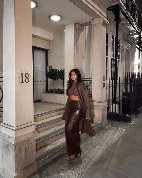 brown leather pants Leather Pants Outfit Winter, Brown Leather Pants Outfit, Leather Pants Outfit Night, Nighttime Outfits, Head Turning Outfits, December Outfits, Trendy Outfit Inspo, Brown Leather Pants, Leather Pants Outfit