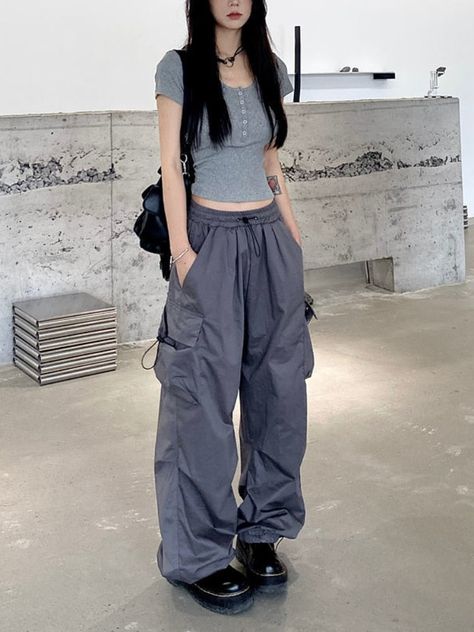 Streetwear Techwear, Y2k Cargo Pants, Sweatpants Streetwear, Sandal Tali, Streetwear Cargo Pants, Y2k Women, Baggy Cargo Pants, Wide Leg Sweatpants, Women Streetwear