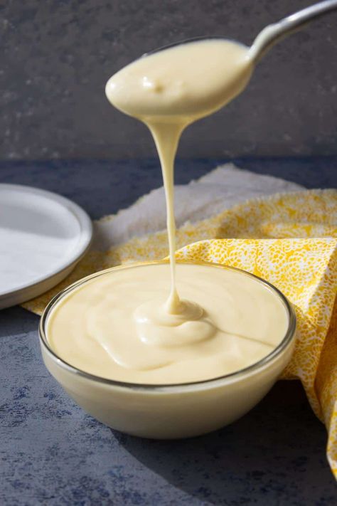 Smooth and buttery. This sour cream glaze is so easy and delicious. Sour Cream Icing Recipe, Cream Icing Recipe, Sour Cream Icing, Cinnamon Roll Glaze, Cream Cheese Drizzle, Cinnamon Roll Frosting, Sour Cream Frosting, Easy Cinnamon Rolls Recipe, Easy Icing