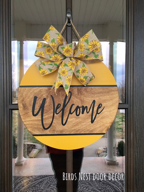 Sunflower Door Hanger, Welcome Signs Front Door, Round Door Hanger, Door Hangers Diy, Door Crafts, Wooden Signs Diy, Door Signs Diy, Wood Wreath, Summer Door Hanger