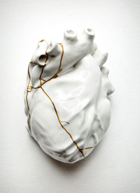 REPAIRED HEART kintsugi piece Kintsugi Art, Jaime Lannister, Gold Aesthetic, 3d Modelle, Art Japonais, Foto Art, Umbrella Academy, Pics Art, White Heart