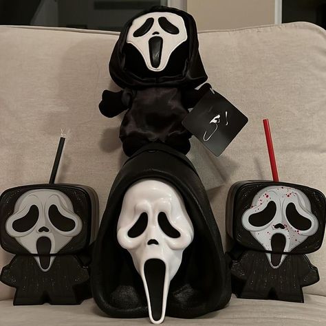 Movie Themed Costumes, Horror Home Decor, Horror Room, Horror Merch, Ghostface Scream, Disney Characters Wallpaper, Scream Movie, Funny Horror, Face Aesthetic