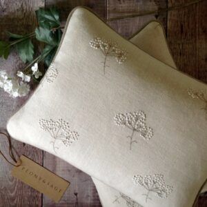 Cushion Embroidery, Cow Parsley, Pillow Embroidery, Embroidery Flowers Pattern, 자수 디자인, French Knot, Embroidered Cushions, Sewing Embroidery Designs, Hand Embroidery Art