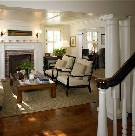 Martha’s Vineyard Traditional Coastal Home - Home Bunch Interior Design Ideas American Colonial Interior, Colonial Chic, Old House Design, Big Bedrooms, Classic Living Room, Comfortable Furniture, Traditional Living, Martha's Vineyard, Chic Interior