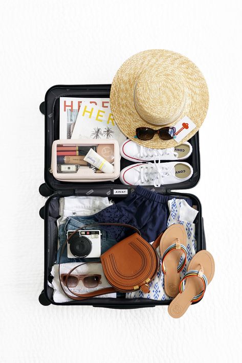 Luggage Aesthetic Packing, Aesthetic Packing, Bag Campaign, Luggage Ideas, Pack Luggage, International Travel Essentials, Preppy Travel, Travel Packing Tips, Skateboard Pictures