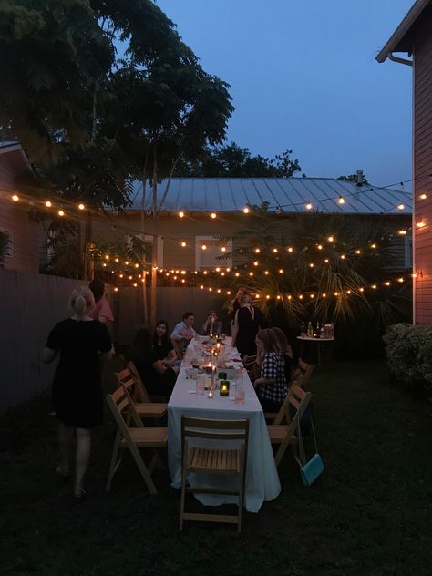 Backyard Birthday Party Aesthetic, Aesthetic Backyard Party, Backyard Birthday Dinner Party, Outdoor Dinner Party Aesthetic, Outdoor Party Aesthetic, Backyard Party Aesthetic, House Party Aesthetic Ideas, Aesthetic Graduation Party, Backyard Dinner Party