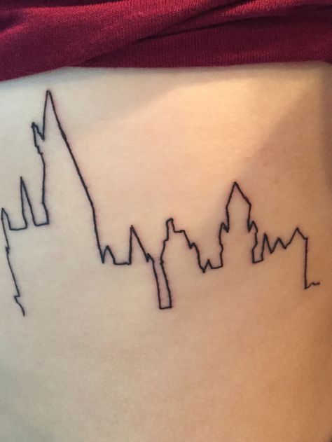 Outline of hogwarts castle on the upper ribs just below the bra line! An awesome hogwarts tattoo, a bit painful but worth it! I'm in love! Hogwarts Silhouette, Heart Outline Tattoo, Hogwarts Tattoo, Drawing Legs, Potter Tattoo, Outline Tattoo, Tattoo Outline Drawing, Silhouette Tattoos, Harry Potter Tattoos