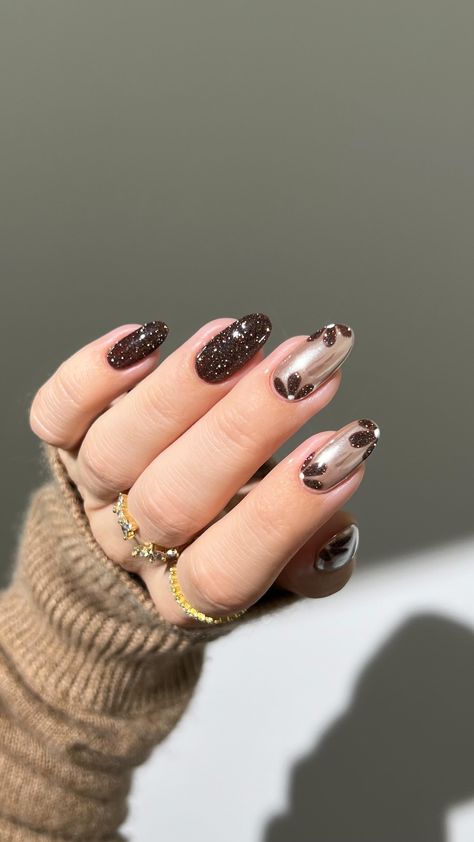 Brown Holiday Nails, Neutral Nail Art Designs, Neutral Nail Art, Brown Nail Art, Nail Paints, Neutral Nail, Concert Ideas, Nail Tip Designs, Beauty Hacks Nails