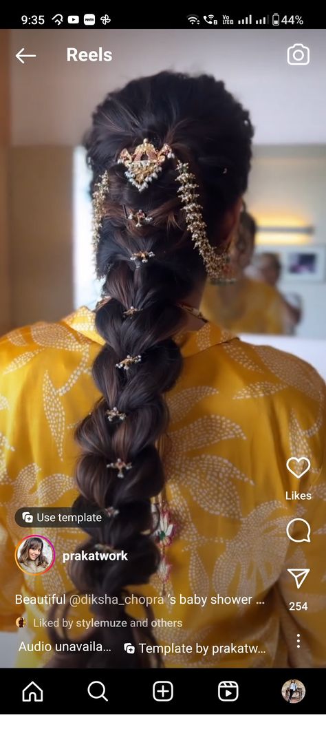 Traditional Tamil Hairstyles, Bridal Bread Hairstyle Indian, Saree For Mehendi Function For Bride, Long Hairstyles Indian Wedding, French Braid Indian Wedding, South Indian Bridal Braid, Hairstyles For Langa Voni, Hairstyles With Pallu On Head, Rajwadi Hairstyle