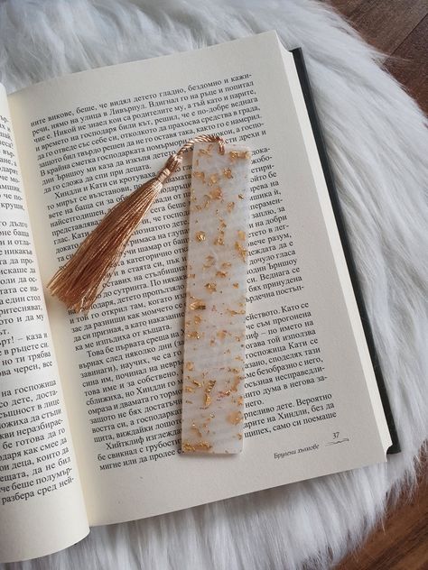 Resin Bookmarks Ideas, Resin Bookmark Ideas, Bookmark Resin, Resin Things, Resin Business, Resin Bookmarks, Christmas Craft Show, Vintage Bookmarks, Beadable Pens