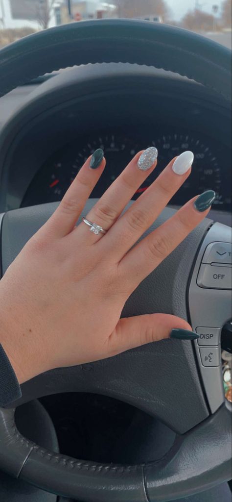 Cute Nails For Winter Simple Classy, Christmas Color Nails Acrylic, Christmas Nails Acrylic Almond Short Simple, Cute Winter Almond Nails, Easy Nail Dip Ideas, Short Acrylic Nails Rounded, Winter Nails Powder Dip, December Nail Ideas Dip Powder, Simple Christmas Nails￼