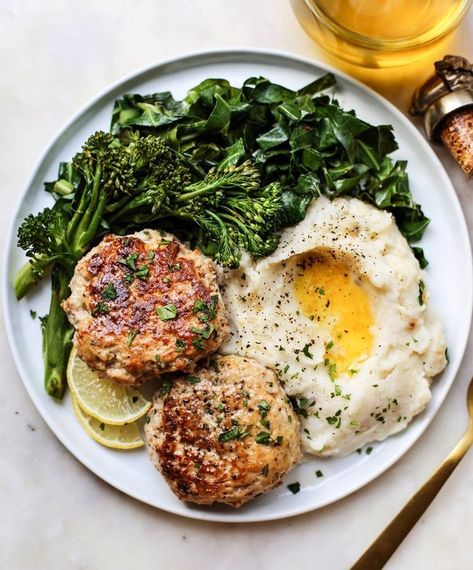 Rosemary Lemon Chicken, Lemon Chickpea, Aip Dinner, Parmesan Cauliflower, Chickpea Patties, Lemon Rosemary Chicken, Plats Healthy, Cauliflower Mash, Mash Recipe