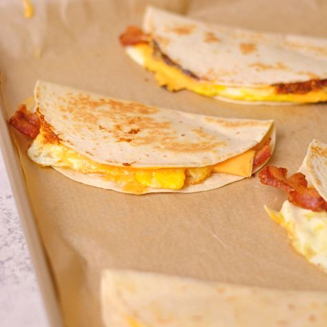 If you're a fan of easy and delicious breakfasts with bacon, eggs and cheese then this Dunkin Donuts Wake Up Wrap recipe is for you! Wake Up Wrap, Dunkin Donuts Breakfast, Breakfast Crunchwrap, Eggs And Cheese, Sweet Potato Waffles, Yummy Healthy Breakfast, Wrap Recipe, Bacon Eggs, Bacon Egg And Cheese