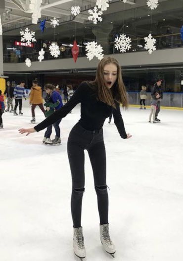 Figure Skating Outfits, Ice Skating Outfit, Skating Aesthetic, Ice Skaters, Ice Princess, Skating Outfits, Skater Girls, Figure Skating Dresses, Foto Pose