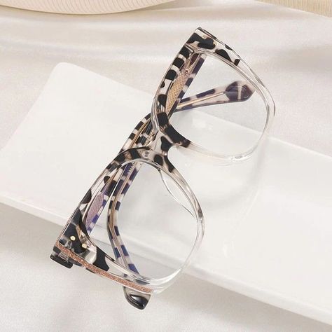 Isn't she Cutese, isnt she Demure? 😂😂😂 Trendy Eyeglasses For Women, Unique Glasses Frames, Oversized Glasses Frames, Glasses Fashion Eyewear, Leopard Glasses, Glasses Frames Trendy, Designer Glasses Frames, Womens Prescription Glasses, Chic Glasses