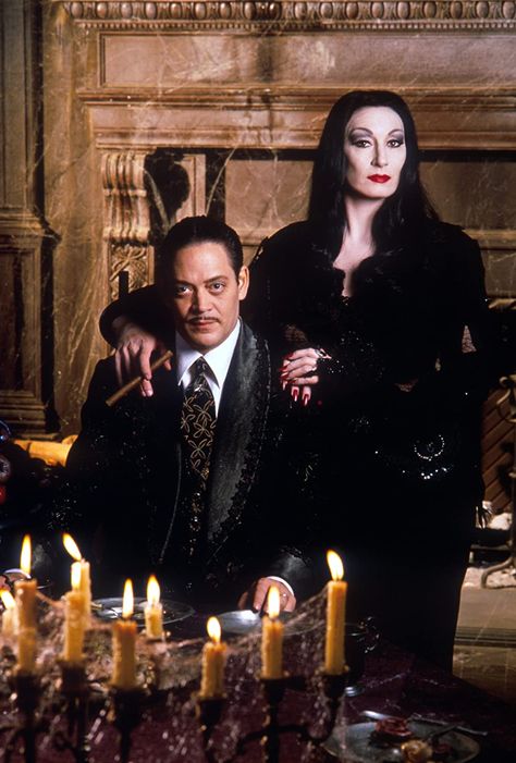 Addams Family 1991, Raul Julia, Morticia And Gomez Addams, Addams Family Movie, Addams Familie, Gomez And Morticia, Gomez Addams, Anjelica Huston, The Rocky Horror Picture Show