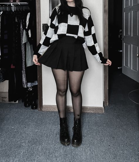 Ootd oversized sweater outfits alternative dark outfit ideas alt inspo mini skirt midisize outfits Thanksgiving Alt Outfits, Belt Over Sweater Outfit, Corset Witch Outfit, Cute Goth Fall Outfits, Grunge All Black Outfit, Fall Outfit Alternative, Thanksgiving Goth Outfit, Darker Aesthetic Outfits, Gothic Thanksgiving Outfit