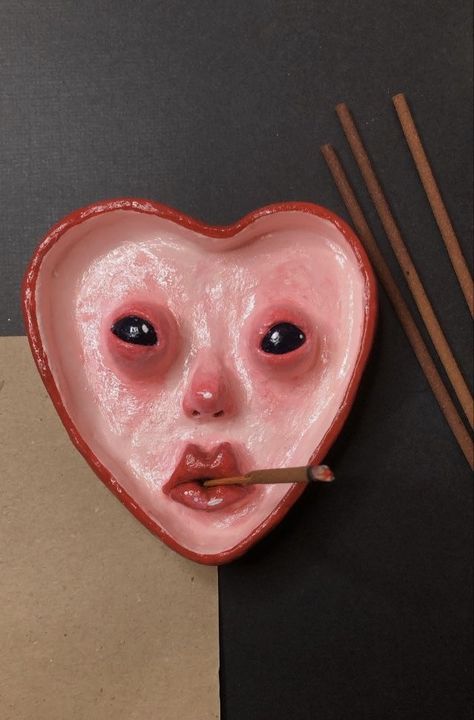 air dry clay idea (pin isn’t mine) Heart Shaped Ashtray Clay, Ashtray Out Of Clay, Clay Face Ashtray, Clay Ashtrays Aesthetic, Things To Do With Modeling Clay, Ashtrays Aesthetic, Diy Ashtray Clay Incense Holder, Cool Incense Holder, Modelling Clay Ideas Aesthetic