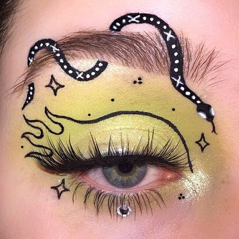 Snake Eyeshadow Look, Snake Make Up Eyes, Snake Eyeliner Makeup, Snake Eyes Makeup, Snake Makeup Look Easy, Snake Inspired Makeup, Snake Makeup Halloween, Snake Makeup Eye, Snake Eyeliner