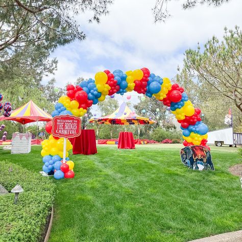 Need a grand and festive entrance for your event? A 22-ft organic arch is the most popular request for events that need a focal point for the entrance. This carnival themed event was so fun 🥳 Head over to our website for a quote: www.luxanballoons.com Carnival Entrance Ideas, Carnival Themed Balloon Arch, Carnival Balloon Arch, Entrance Balloon Arch, Balloon Arch Entrance, Balloon Bar, Fall Fair, Fall Carnival, Carnival Ideas