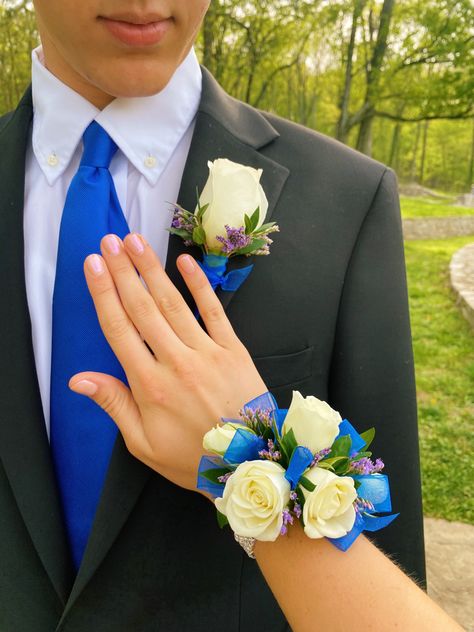 Navy Blue Prom Suits, Royal Blue Prom Suits, Royal Blue Tux, Prom Corsage Blue, Black Prom Suits, Prom Flowers Corsage, Blue Corsage, Homecoming Corsage, Boutonnieres Prom