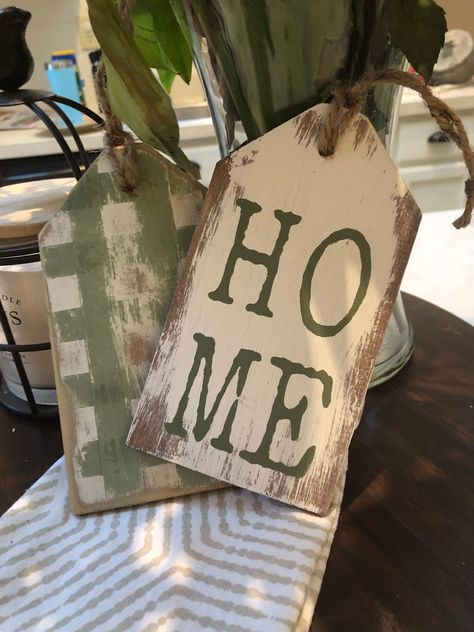 Large Wooden Tag Signs, Tag Shaped Door Hanger, Tag Signs Front Doors, Wood Tag Door Hanger, Small Wooden Tags Ideas Diy, Diy Wooden Tags, Farmhouse Tags Diy, Wooden Door Tags Diy, Wood Tag Crafts