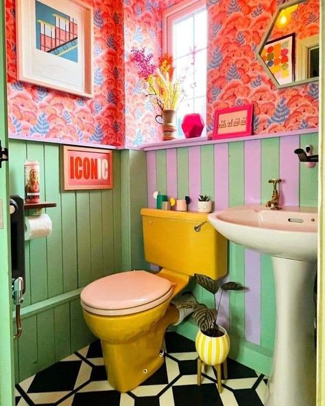 Quirky Bathroom Ideas, Funky Bathroom, Stairs Colours, Quirky Bathroom, End Terrace House, Maximalist Style, Eclectic Bathroom, Retro Room, Boho Curtains