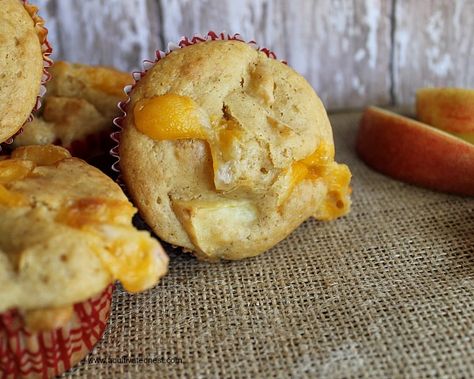 Sweet chunky apple cheddar muffins Cheddar Muffins, Savory Apple Recipes, Apple Party, Apple Cheddar, Fall Apple Recipes, After School Snack, Queso Cheddar, Dinner Side, Muffin Bread