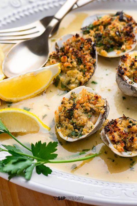 Clams oreganata, also known as baked clams, is one of the simplest seafood appetizers. Briny littleneck clams are stuffed with garlicky breadcrumbs and fresh parsley, then baked in white wine and butter. Serve with a squeeze of lemon and enjoy! #clams #bakedclams #italianclams #seafood #Italianrecipes Baked Clams Recipe, Clams Oreganata, Oreganata Recipe, Baked Clams Oreganata, Seafood Starter, Baked Clams, Littleneck Clams, Fresh Clams, Sip And Feast