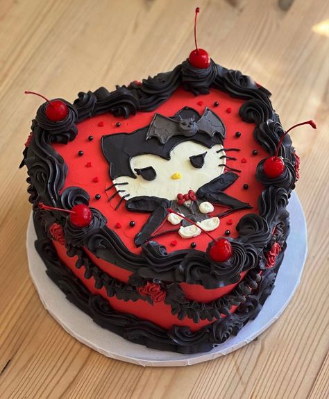 Via @kitchenprincess21 Halloween Lunch Box Cake, Halloween Hello Kitty Cake, Cute Halloween Cake Ideas, Vampire Cake Birthday, Horror Birthday Cakes, Horror Themed Cake, Vampire Hello Kitty, Hello Kitty Vampire, Black Vintage Cake