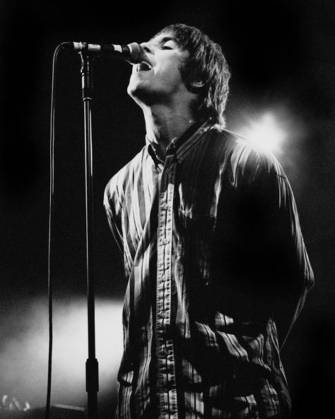 Liam Gallagher 1994, Oasis Album, Oasis Music, Liam And Noel, Oasis Band, Noel Gallagher, Singing Lessons, Liam Gallagher, Rocker Style