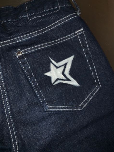 Stencils For Jeans, Custom Jorts Ideas, Diy Jean Painting Ideas, Star Embroidered Jeans, Custom Shorts Paint, Bleached Design Jeans, Pants Paint Design, Y2k Jeans Design, Painted Jorts Ideas