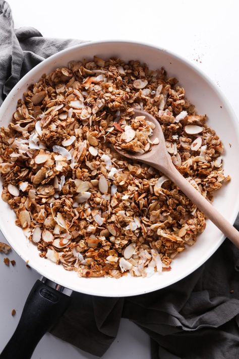 5-Minute Skillet Granola - Wife Mama Foodie Skillet Granola, Stovetop Granola, Paleo Granola, Easy Granola, Gluten Free Granola, Granola Breakfast, Granola Cereal, Granola Healthy, Chocolate Fruit