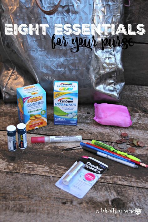 Life Tips for your purse: Eight Essentials To Keep In Your Purse What's In My Purse, Purse Game, Edc Bag, Hacks Every Girl Should Know, Road Trip Packing, Purse Essentials, Everyday Purse, Spare Change, Travel Pack