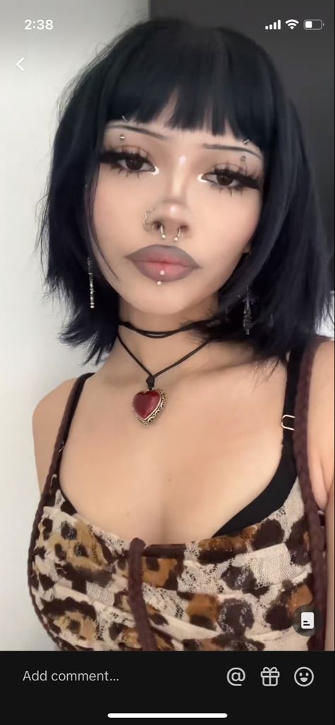 Simple Alt Makeup For School, Alt Eyebrow Shapes, Alt Brows, Alt Baddie Makeup, Easy Alt Makeup, Alt Eyebrows, Nu Metal Makeup, Emo Baddie Makeup, Maquillaje Y2k