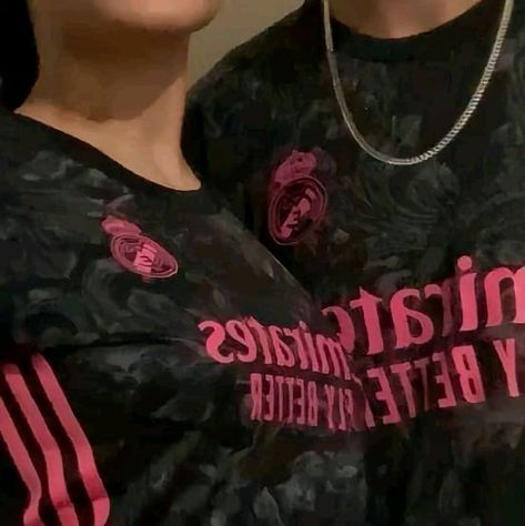 Real Madrid Couple, Football Couple, Madrid Aesthetic, Madrid Girl, Madrid Outfits, Camisa Real Madrid, Soccer Couples, Real Madrid Shirt, Outfits Con Camisa