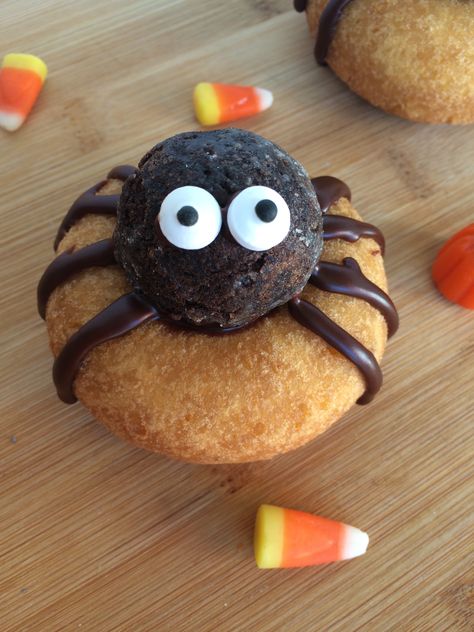 Muffins Halloween, Spider Donuts, Halloween Dessert Ideas, Halloween Donuts, Halloween Breakfast, Dulces Halloween, Donut Decorations, Halloween Dessert, Easy Halloween Food