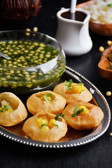 Desi Street Food, Puri Recipes, Pani Puri, Chaat Recipe, Desi Food, Pakistani Food, Indian Street Food, Indian Snacks, 100 Calories