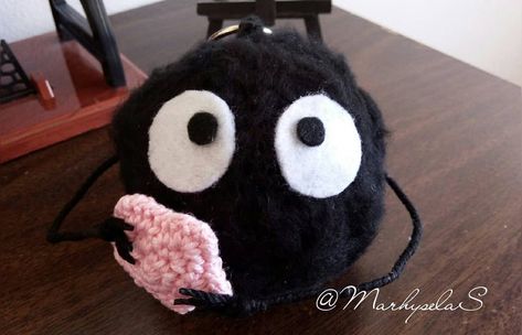 SUSUWATARI // amigurumi ❤ ➡Ojitos en fieltro ➡ Alambre en bracitos ➡100% algodón ➡Materiales e Halloween Decor, Halloween Decorations, Crochet Hats, Amigurumi, Halloween, Crochet, Hats, Quick Saves