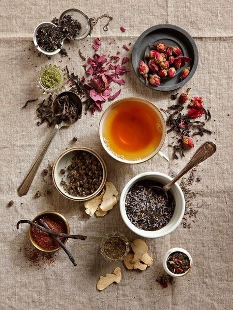 🦋 Plant power! Feel like you need to give your body some herbal love? 🇫🇷 👇⁠ ⁠ 🦋 Puissance végétale! Avez-vous l'impression que votre corps a besoin d'un peu d'amour vert?    ⁠ Types Of Teas, Tee Kunst, Medicinal Tea, Pu Erh, Types Of Tea, Tea Art, My Cup Of Tea, Tea Blends, Tea House