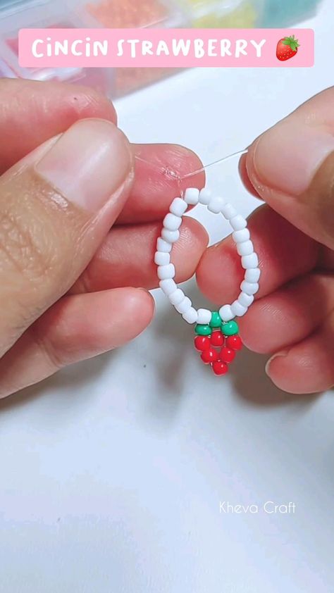 cincin manik strawberry 🍓 Check more at https://howcandothis.com/diyideas/cincin-manik-strawberry-%f0%9f%8d%93/ Seed Bead Bracelets Tutorials, Diy Earrings Easy, Wire Jewelry Patterns, Pola Manik, Ankle Bracelets Diy, Diy Beaded Rings, Gelang Manik-manik, Bracelet Craft Diy, Diy Jewelry Unique