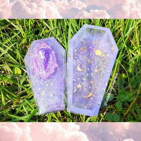 Witchy Resin Crafts, Resin Coffin Ideas, Resin Witchcraft, Trippy Resin Ideas, Resin Coffin, Goth Resin Jewelry, Epoxy Resin Witchy, Coffin Box, Hobbies To Try