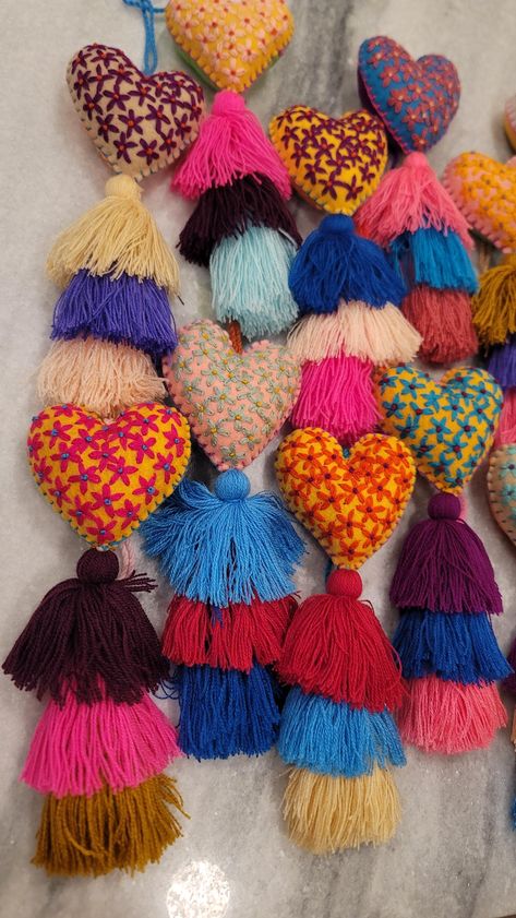 ** Glands coeurs mexicains brodés à la main avec trois pompons en cascade ! ** Ajoutez une touche artistique mexicaine vibrante à votre vie avec ces jolis pompons en forme de cœur brodés à la main. Chaque pompon présente des motifs complexes, mettant en valeur le riche héritage culturel et un savoir-faire exceptionnel. - **Design  motifs brodés accrocheurs, chaque pièce étant fabriquée de manière unique - **Polyvalence  Parfait pour décorer des sacs à main, accrocher sur des rétroviseurs ou ajouter un charme festif à votre sapin de Noël Ces charmantes pampilles ne sont pas seulement décoratives ; elles célèbrent la tradition mexicaine et témoignent du savoir-faire des artisans. Élevez votre espace ou offrez-les à quelqu'un de spécial pour partager la beauté de l'art fait main. Mexican Heart, Purse Decorations, Embroidered Patterns, Mexican Traditions, Embroidered Heart, Heart Bag, Handmade Embroidery, Pom Poms, Handmade Art