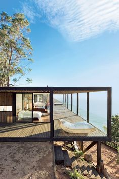 Slope House, Modern Outdoor Spaces, Hillside House, House On Stilts, Innovation Centre, Unusual Homes, Container House Design, Hus Inspiration, Modern Architecture House