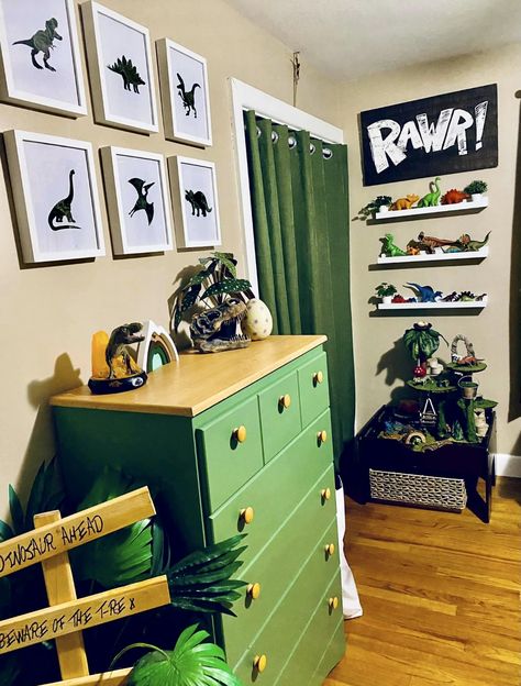 Dino Themed Room, Dinosaur Display Boy Rooms, Dinasour Bedroom Decor, Dinosaur Room Decor Diy, Boys Dinosaur Bedroom Ideas, Dinosaur Furniture, Jurassic Park Diy, Dinosaur Room Boys, Dinosaur Room Ideas